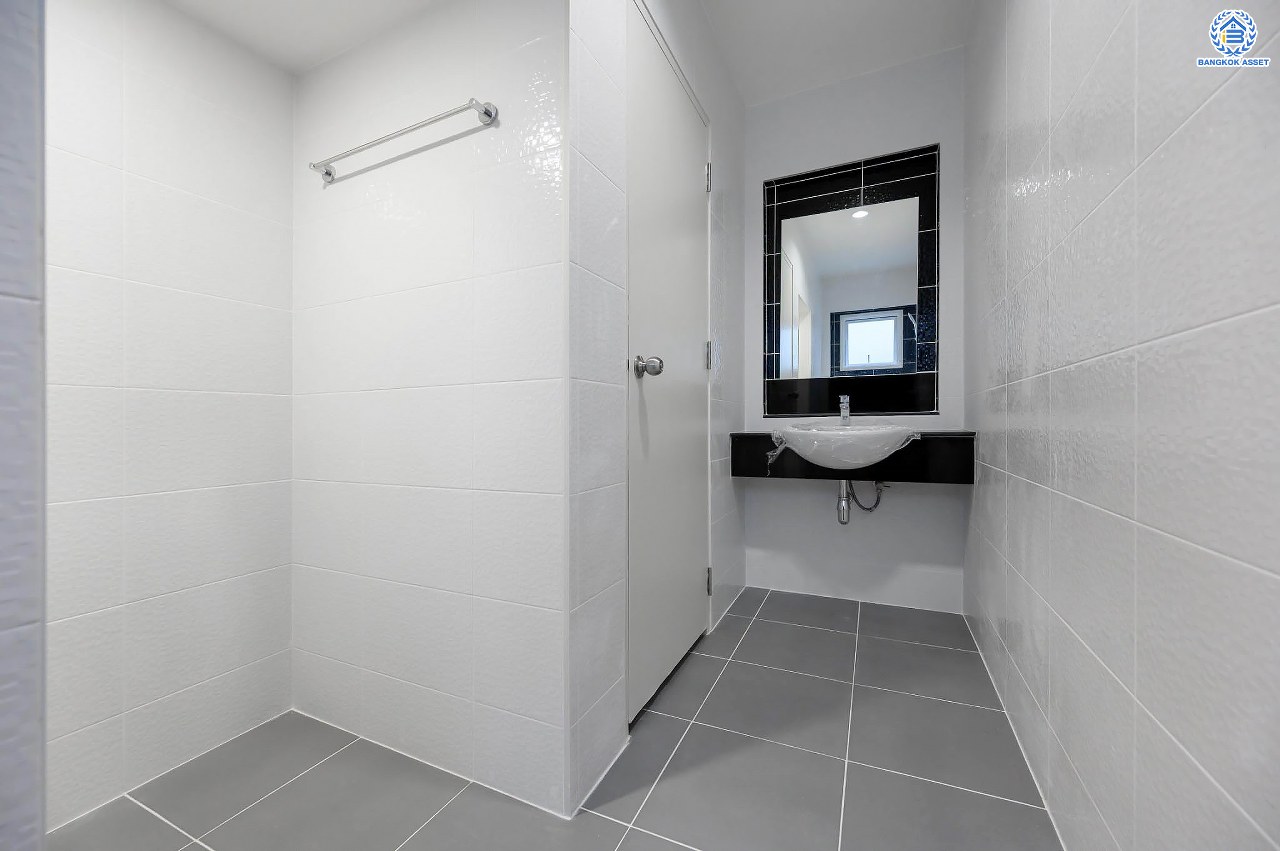 บ้านมือสองตกแต่งใหม่ โครงการ ชวนชื่นโมดัส แจ้งวัฒนะ เนื้อที่ 51.6 ตร.ว. ฟังก์ชัน 3 ห้องนอน 3 ห้องน้ำ จอดรถได้ 2 คัน รองรับทุกการอยู่อาศัย บนทำเลเดินทางเข้า-ออกเมืองสะดวก เชื่อมต่อถนนเลี่ยงเมืองปากเกร็ด, ถนนแจ้งวัฒนะ, ถนนติวานนท์ ใกล้รถไฟฟ้าสายสีชมพู "สถานีเลี่ยงเมืองปากเกร็ด" ทางด่วน "แจ้งวัฒนะ" และเซ็นทรัล แจ้งวัฒนะ